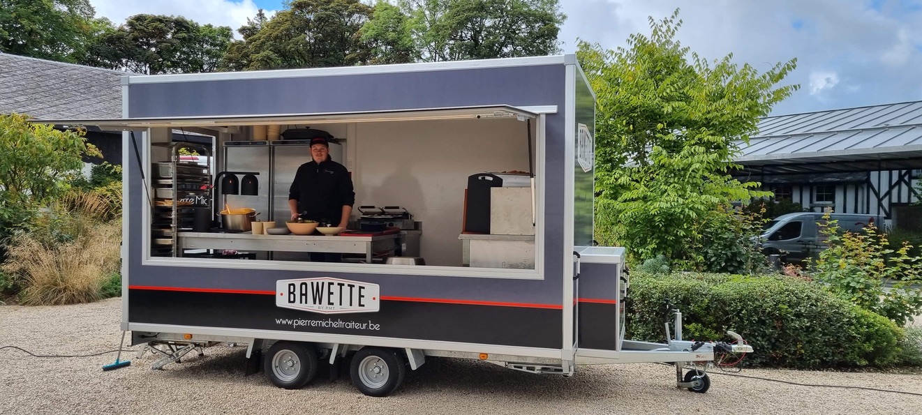Le food truck Bawette ouvert, prêt à accueillir les invités
