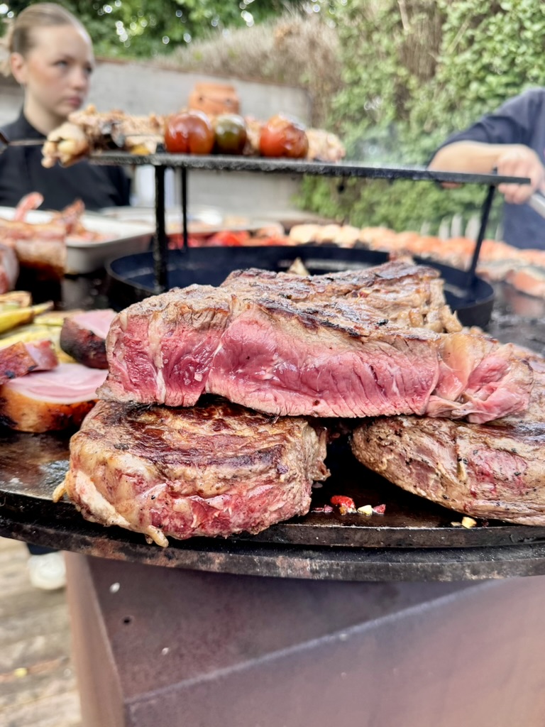 Pièces de bœuf grillées sur le brasero